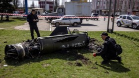 FOTO // Una din rachetele care au lovit gara din Kramatorsk avea inscripția „Pentru copii”